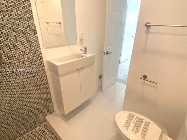 Дом в аренду по адресу 1511 NE 42nd Street - фото 7478095