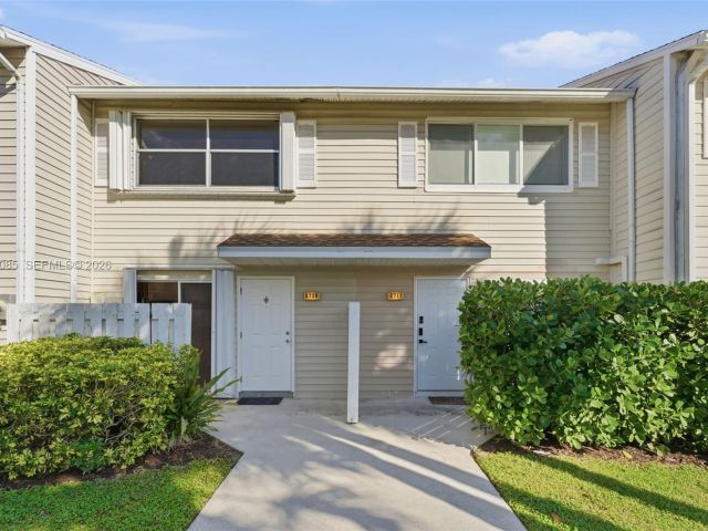 Продажа дома по адресу 2709 NE 15th St - фото 7251047