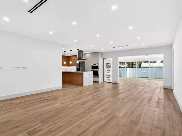 Продажа дома по адресу 1917 N Swinton Ave - фото 7296018