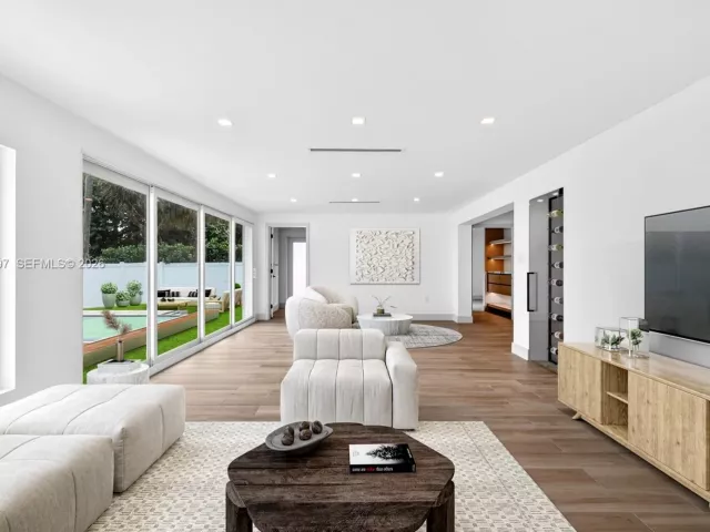 Продажа дома по адресу 1917 N Swinton Ave - фото 7296022