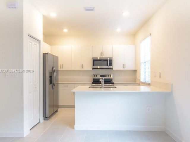 Дом в аренду по адресу 2683 SE 11th St - фото 7459172