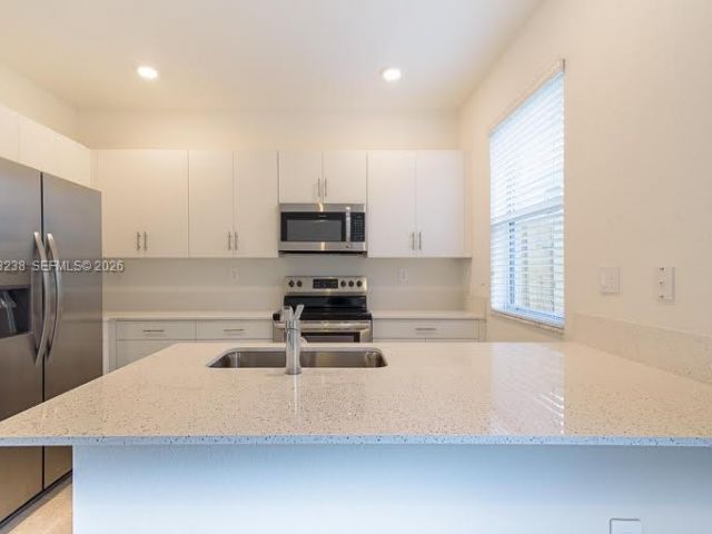 Дом в аренду по адресу 2683 SE 11th St - фото 7459173