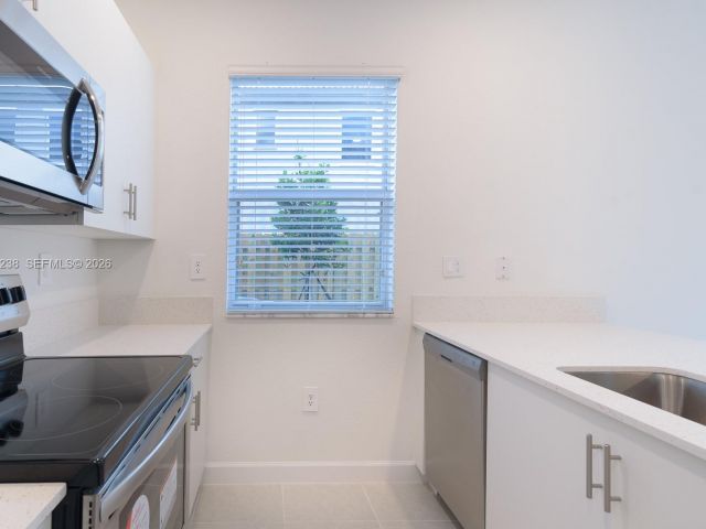 Дом в аренду по адресу 2683 SE 11th St - фото 7459174