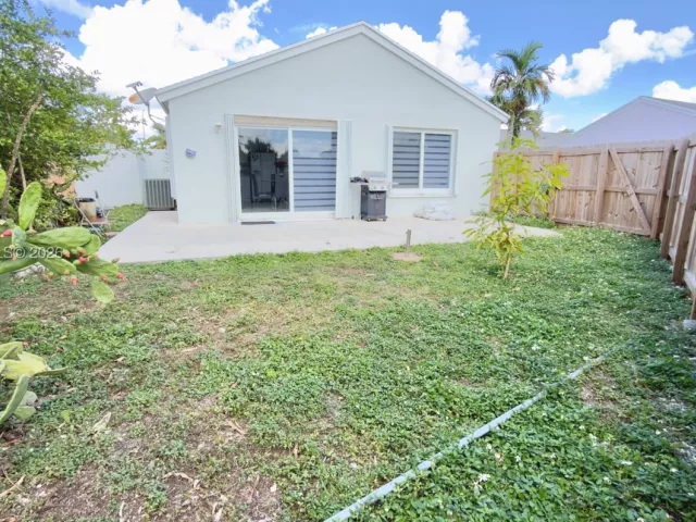 Продажа дома по адресу 7220 SW 149th Ct - фото 9084136