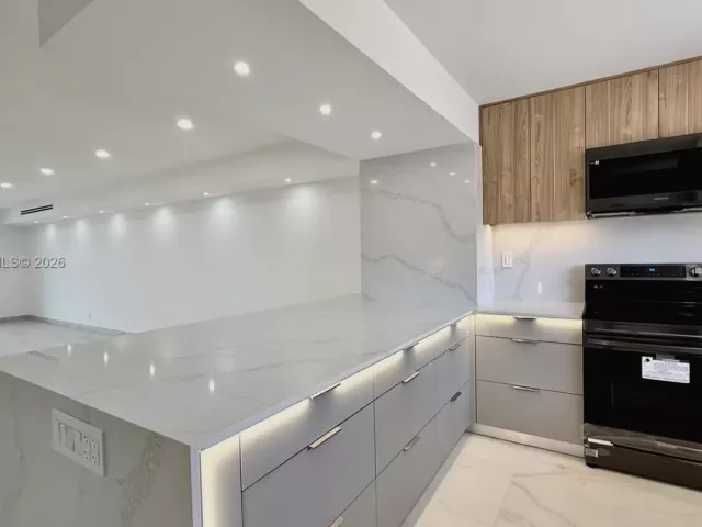 Дом в аренду по адресу 3826 NE 171st St 3826 - фото 7252339