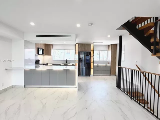 Дом в аренду по адресу 3826 NE 171st St 3826 - фото 7252340