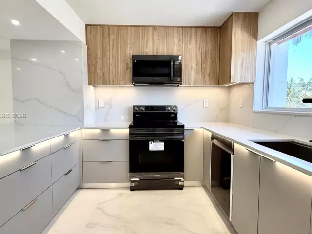 Дом в аренду по адресу 3826 NE 171st St 3826 - фото 7252342