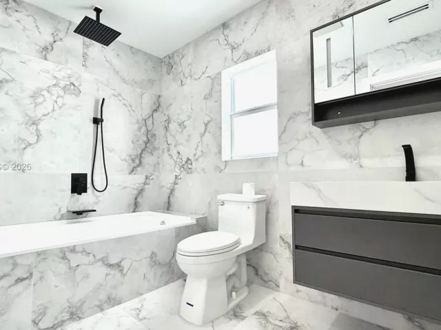 Дом в аренду по адресу 3826 NE 171st St 3826 - фото 7252326