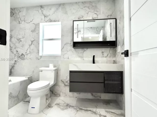 Дом в аренду по адресу 3826 NE 171st St 3826 - фото 7252327