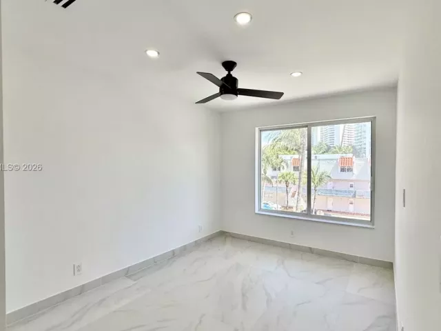 Дом в аренду по адресу 3826 NE 171st St 3826 - фото 7252328