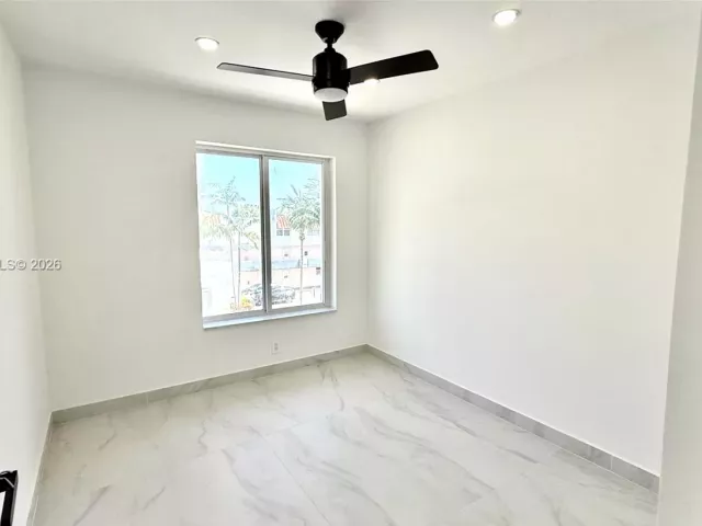 Дом в аренду по адресу 3826 NE 171st St 3826 - фото 7252329