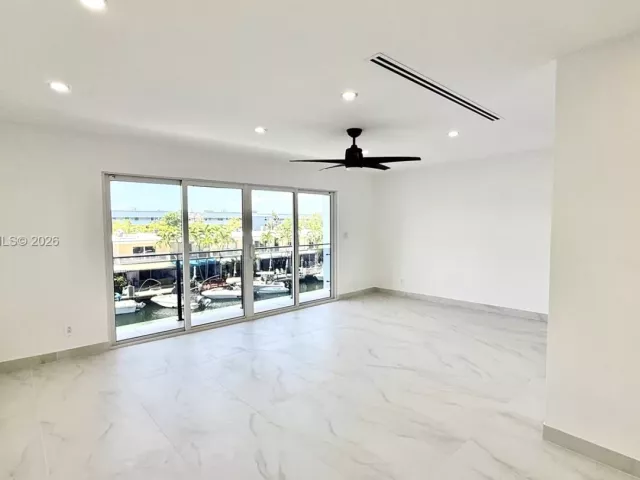 Дом в аренду по адресу 3826 NE 171st St 3826 - фото 7252325