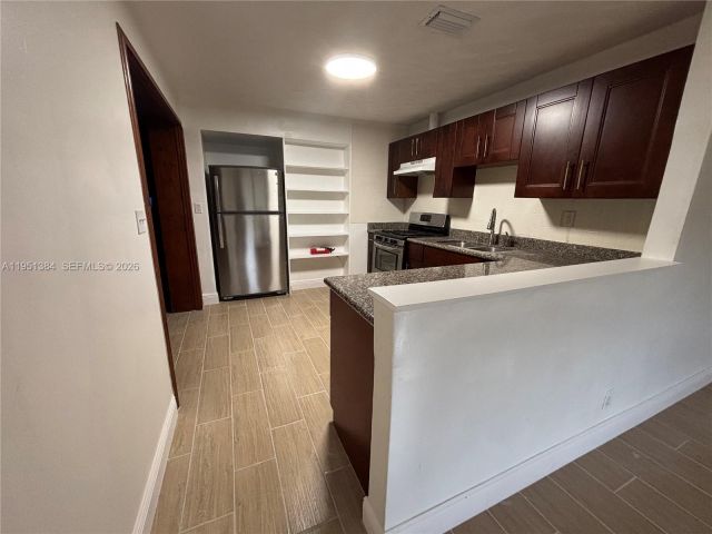 Дом в аренду по адресу 2510 NE 9th Ter - фото 7429694