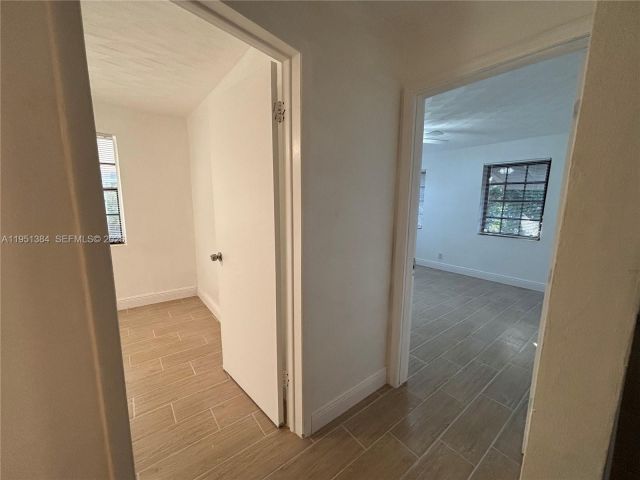 Дом в аренду по адресу 2510 NE 9th Ter - фото 7429700