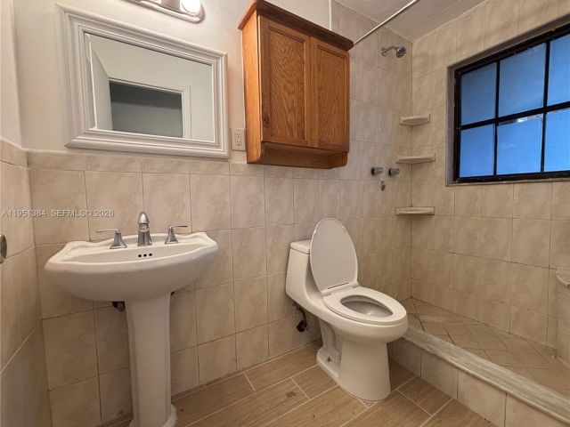 Дом в аренду по адресу 2510 NE 9th Ter - фото 7429701