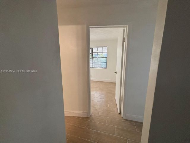 Дом в аренду по адресу 2510 NE 9th Ter - фото 7429702