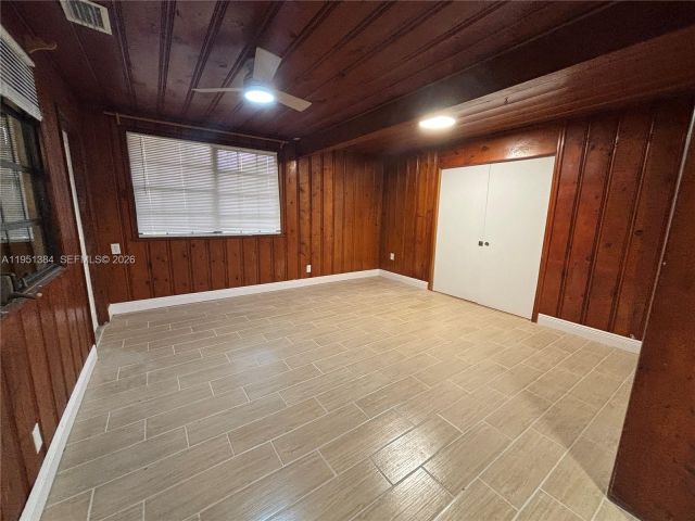 Дом в аренду по адресу 2510 NE 9th Ter - фото 7429706