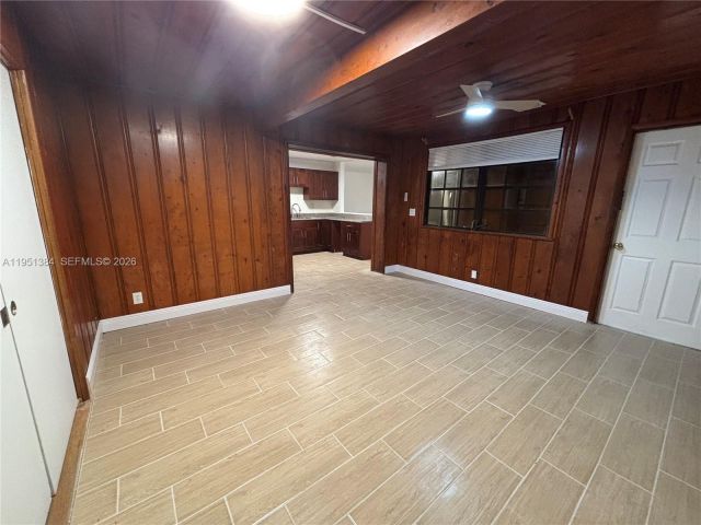 Дом в аренду по адресу 2510 NE 9th Ter - фото 7429707