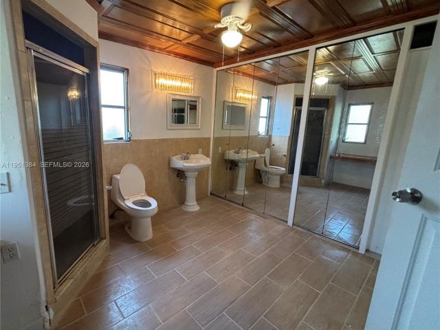 Дом в аренду по адресу 2510 NE 9th Ter - фото 7429708