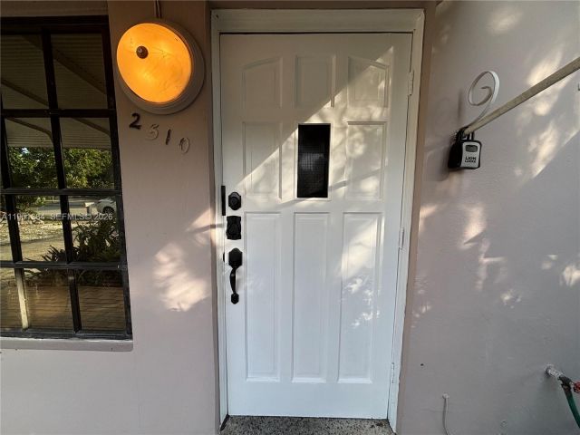 Дом в аренду по адресу 2510 NE 9th Ter - фото 7429710