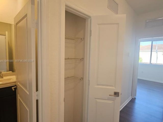 Дом в аренду по адресу 2944 NW 180th St 2944 - фото 7429494