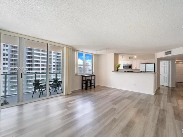 Продажа квартиры #1602 - фото 7263836