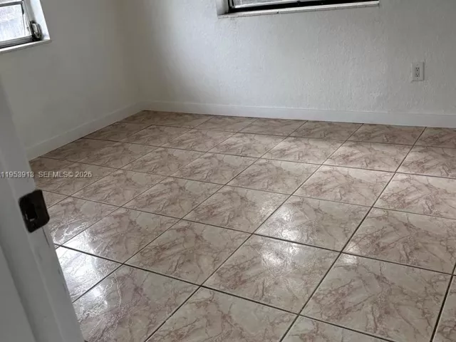 Дом в аренду по адресу 280 NE 48th Ter - фото 7269576