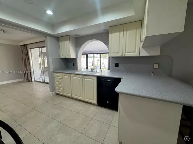 Продажа дома по адресу 1109 SE 10th St - фото 7299693