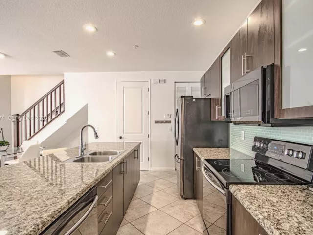 Продажа дома по адресу 1430 NW 48th Drive 1430 - фото 7273753