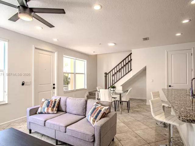 Продажа дома по адресу 1430 NW 48th Drive 1430 - фото 7273754