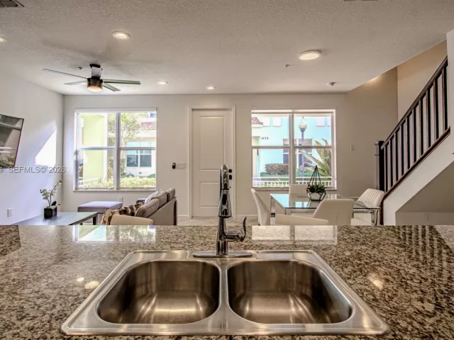 Продажа дома по адресу 1430 NW 48th Drive 1430 - фото 7273745