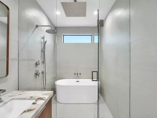 Продажа дома по адресу 229 NW 42nd St - фото 9085053