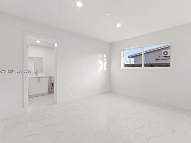 Дом в аренду по адресу 19320 NW 37th Ave - фото 7276227