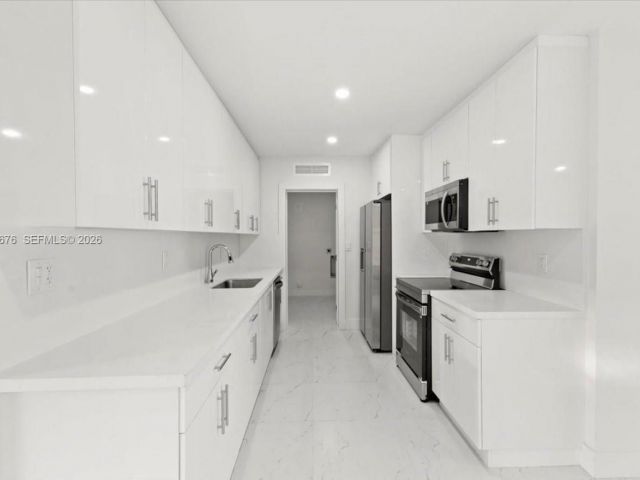 Дом в аренду по адресу 19320 NW 37th Ave - фото 7276228