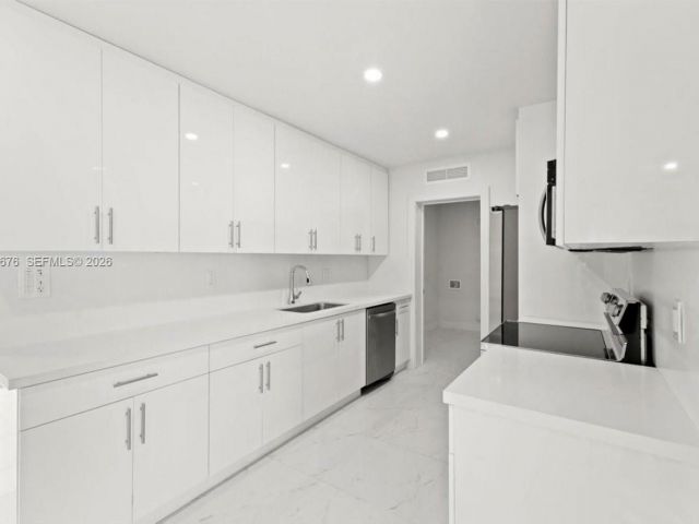 Дом в аренду по адресу 19320 NW 37th Ave - фото 7276229