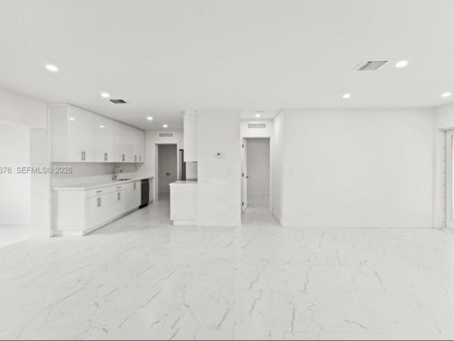 Дом в аренду по адресу 19320 NW 37th Ave - фото 7276231