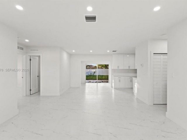 Дом в аренду по адресу 19320 NW 37th Ave - фото 7276232