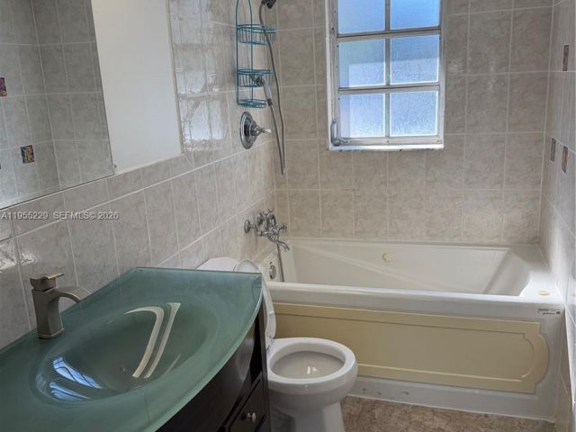 Дом в аренду по адресу 3115 N Palm Aire Dr 3115 - фото 7460396