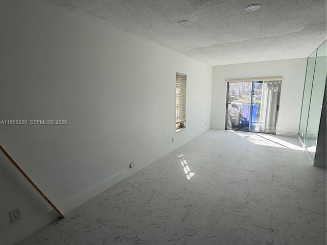 Дом в аренду по адресу 3115 N Palm Aire Dr 3115 - фото 7460399