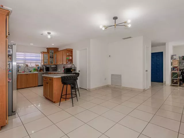 Продажа дома по адресу 8950 Harding Ave - фото 7288009