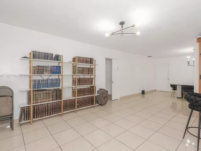 Продажа дома по адресу 8950 Harding Ave - фото 7288010