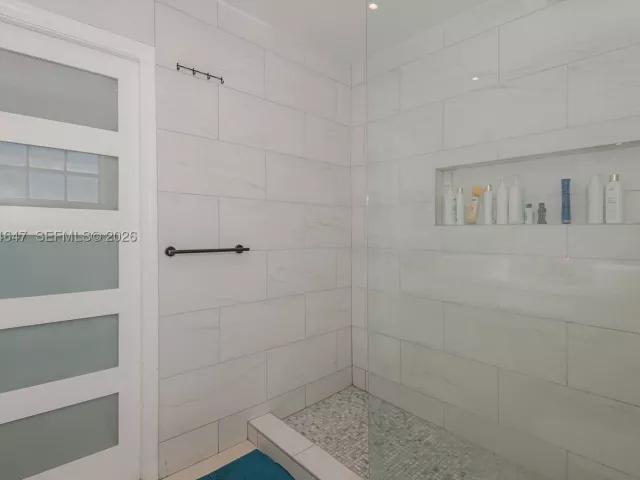 Продажа дома по адресу 8950 Harding Ave - фото 9085419