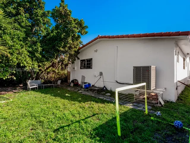 Продажа дома по адресу 8950 Harding Ave - фото 9085423