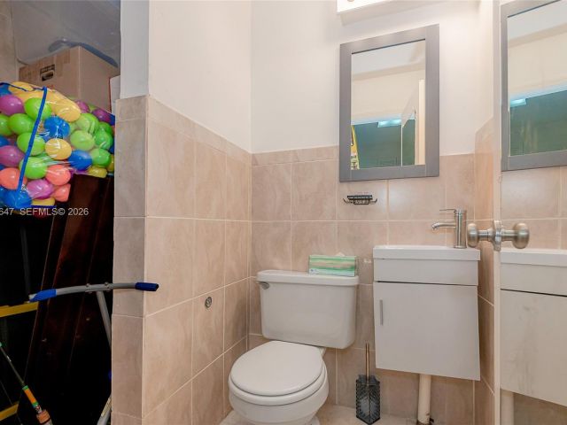 Продажа дома по адресу 8950 Harding Ave - фото 7287996