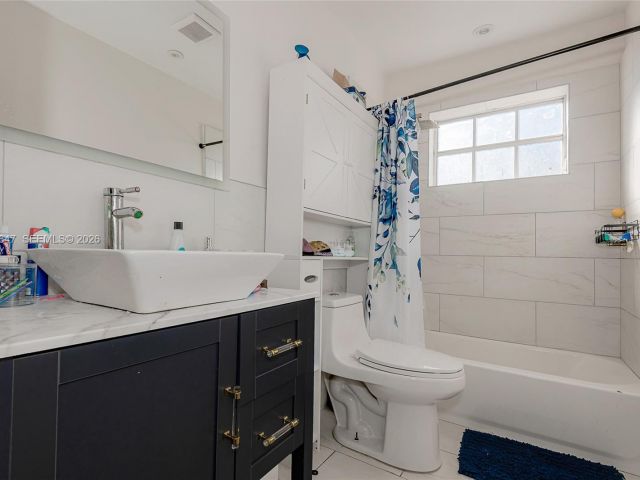 Продажа дома по адресу 8950 Harding Ave - фото 7287999