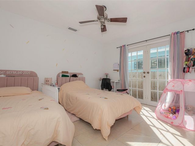 Продажа дома по адресу 8950 Harding Ave - фото 7288003