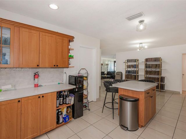 Продажа дома по адресу 8950 Harding Ave - фото 7288006