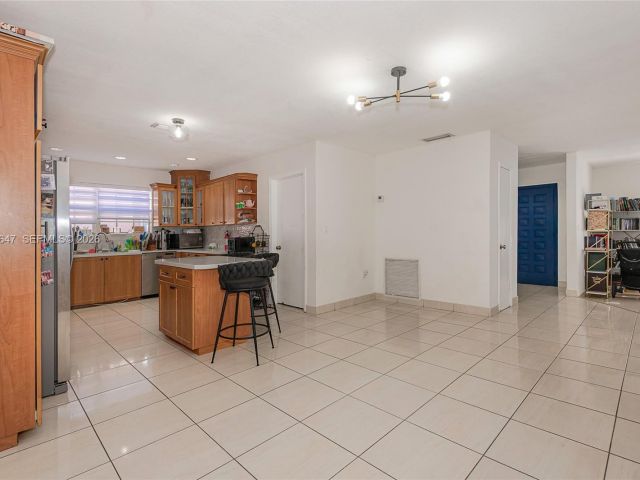 Продажа дома по адресу 8950 Harding Ave - фото 7288009