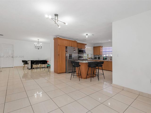 Продажа дома по адресу 8950 Harding Ave - фото 7288011