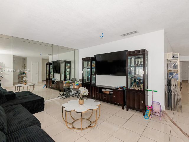 Продажа дома по адресу 8950 Harding Ave - фото 7288014